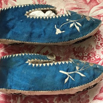 Blue fabric baby shoes embroidered in cream silk