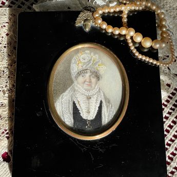 Splendid miniature portrait of a well-dressed mature lady